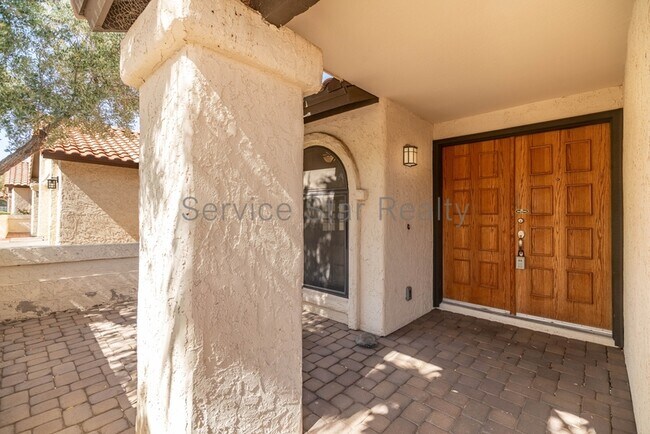 1439 N La Rosa Dr photo 3