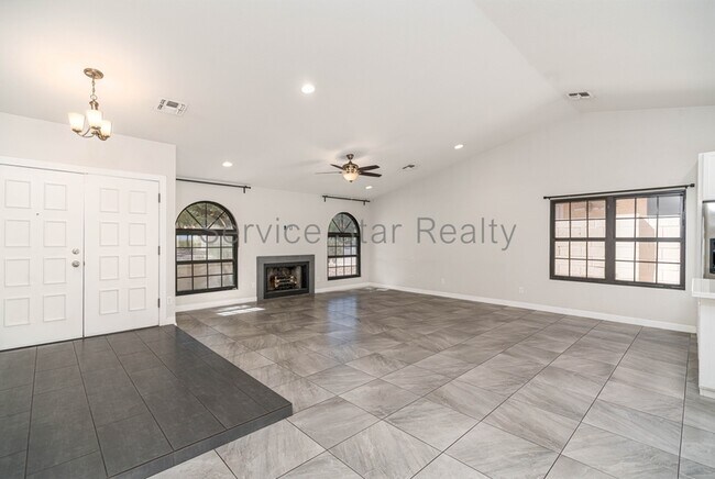 1439 N La Rosa Dr photo 4