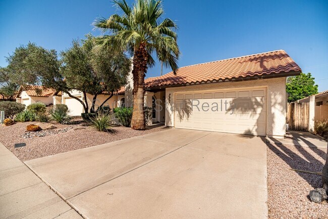 1439 N La Rosa Dr photo 2