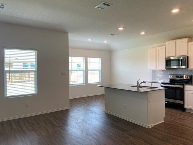 109 Ozark Dr Hutto, TX 78634 photo 4