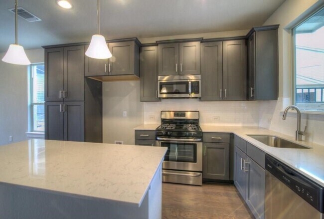 7411 Pantherpaw St Austin, TX 78757 photo 4