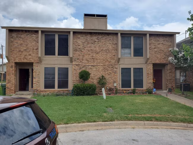 2205 Chase Court, Arlington, TX 76013 photo 2