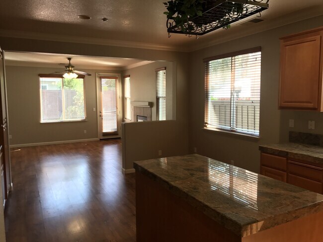 Beautiful Single Story, 3 Bedroom 2 Bath Brentwood photo 3