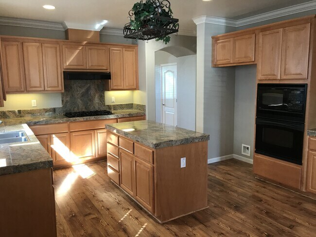 Beautiful Single Story, 3 Bedroom 2 Bath Brentwood photo 5