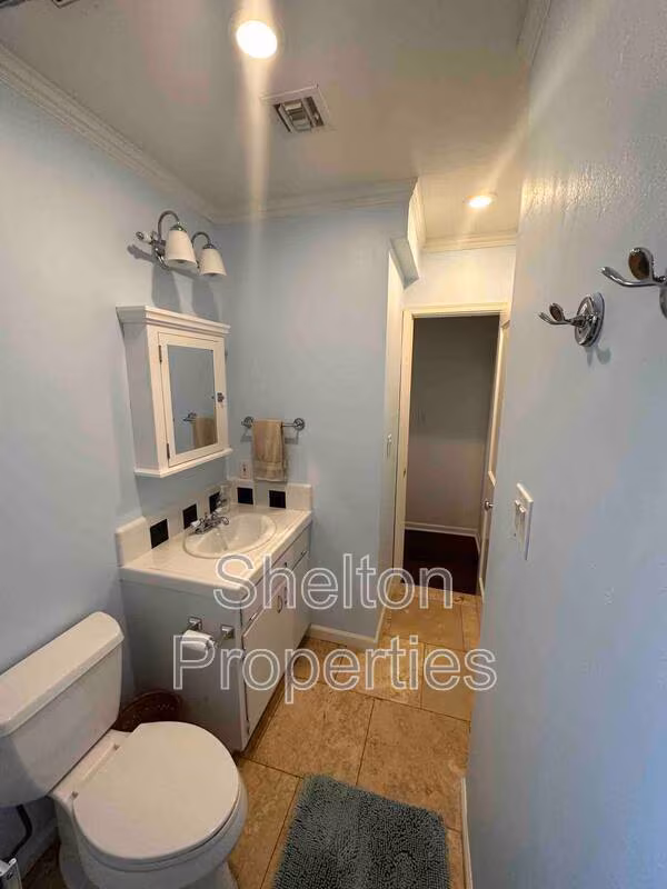 2026 N LAUREL Avenue photo 5