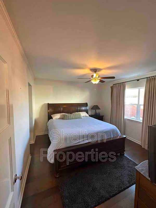 2026 N LAUREL Avenue photo 3