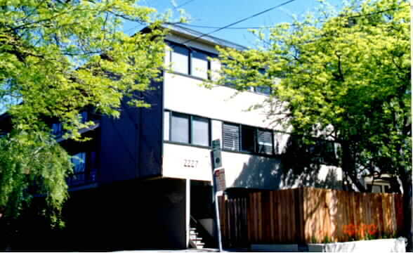 2227 Derby St photo 2