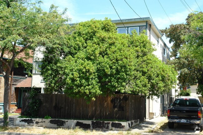 2227 Derby St photo 3