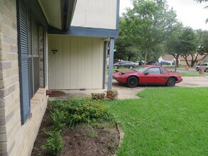 8814 Clearbrook Trail, Austin, TX 78729 photo 4