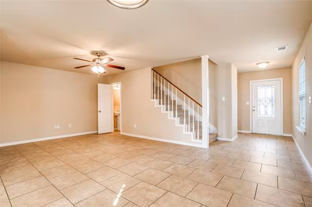811 E College Street photo 5