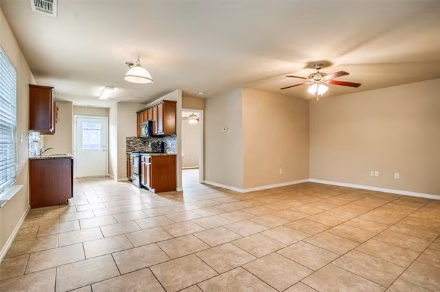 811 E College Street photo 4