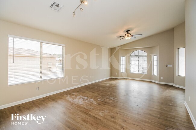 1610 E Desert Ln Phoenix, AZ 85042 photo 3