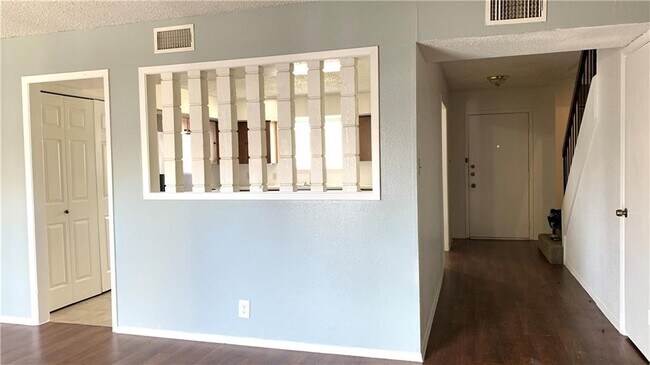 7205 Creekside Dr Austin, TX 78752 photo 3
