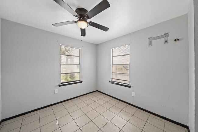 1012 Ann St Pasadena, TX 77506 photo 4