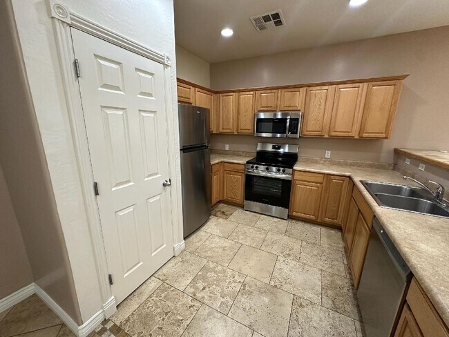 2 STORY TOWNHOME IN GATED COMMUNITY photo 5