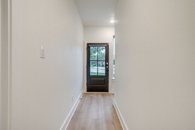 2843 Forest Park Blvd Fort Worth, TX 76110 photo 3