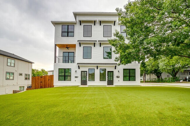2843 Forest Park Blvd Fort Worth, TX 76110 photo 2