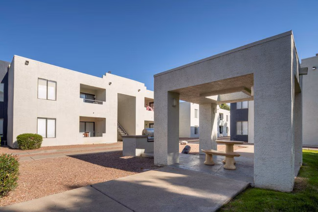 SunPointe Apartments photo 2