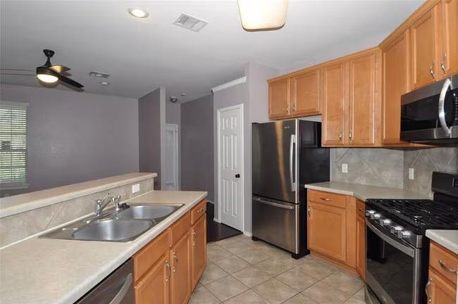 1900 Scofield Ridge Pkwy Austin, TX 78727 photo 2