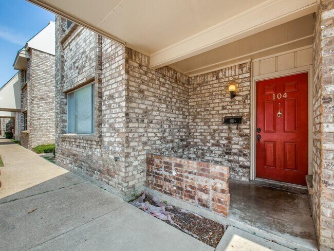 104 Village N Dr Richardson, TX 75081 photo 2