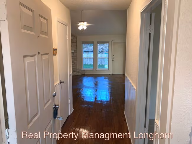 Beautifully Renovated 4/2 One story Georgetown Property. photo 2