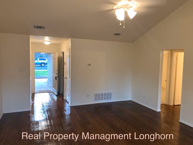 Beautifully Renovated 4/2 One story Georgetown Property. photo 4