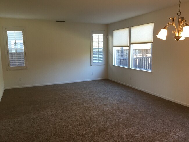 4 Bed, 3.5 Bath Antioch Home with Loft photo 4