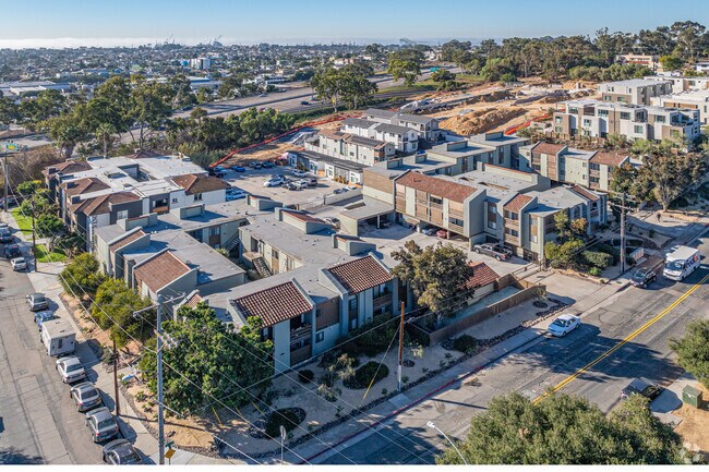 Golden Glen Apartments photo 3