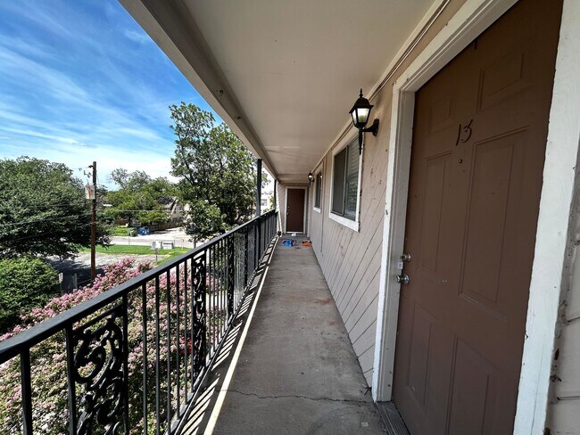 1010 W 23rd St Austin, TX 78705 photo 2