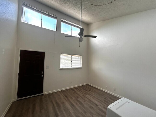 1010 W 23rd St Austin, TX 78705 photo 3