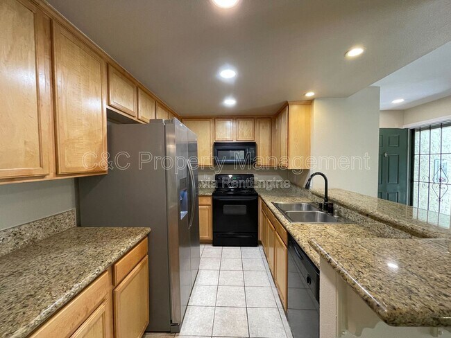 4013 Oakcrest Dr San Diego, CA 92105 photo 2