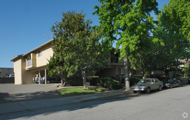 Carolyn Apartments photo 2
