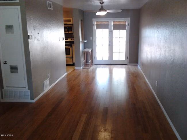 1302 E Maryland Avenue photo 4
