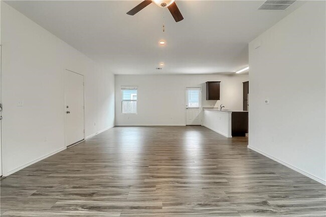 7213 Tonka Ln Austin, TX 78744 photo 2