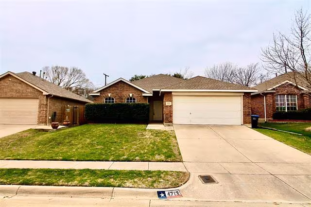 4713 Barnhill Lane, Fort Worth, TX 76135 photo 2