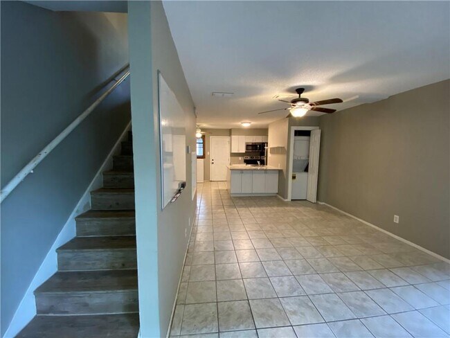 2413 Leon St Austin, TX 78705 photo 3
