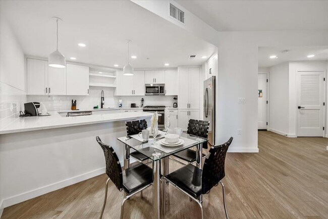 375 Camino De La Reina San Diego, CA 92108 photo 2