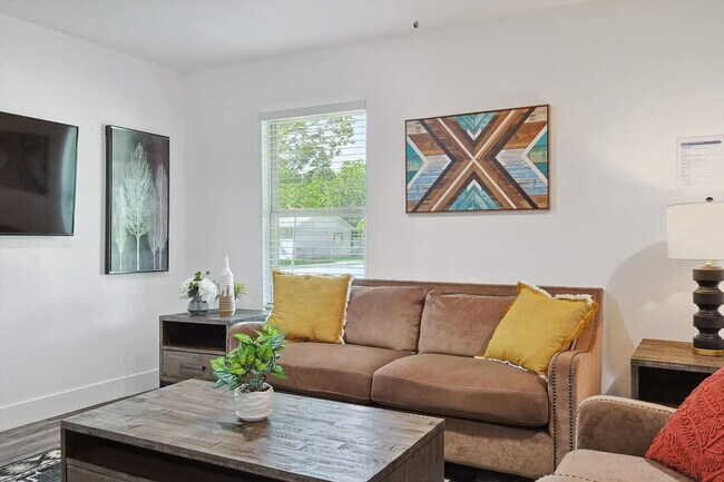 2047 El Paso St Grand Prairie, TX 75051 photo 4