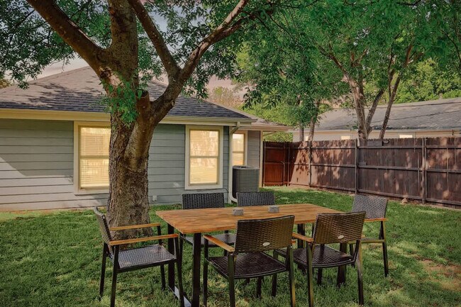 2047 El Paso St Grand Prairie, TX 75051 photo 2