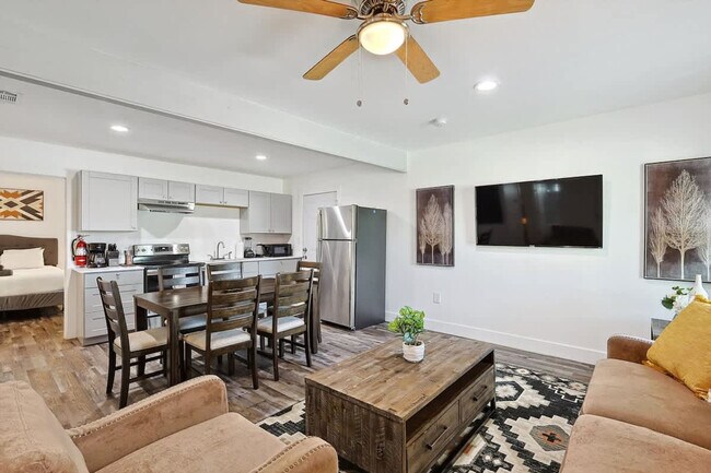 2047 El Paso St Grand Prairie, TX 75051 photo 3