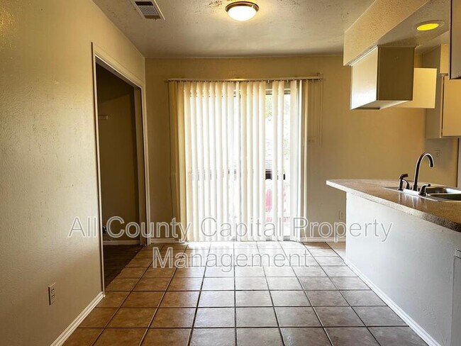 1102 Hickory Grove photo 4