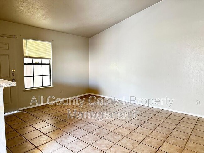 1102 Hickory Grove photo 3