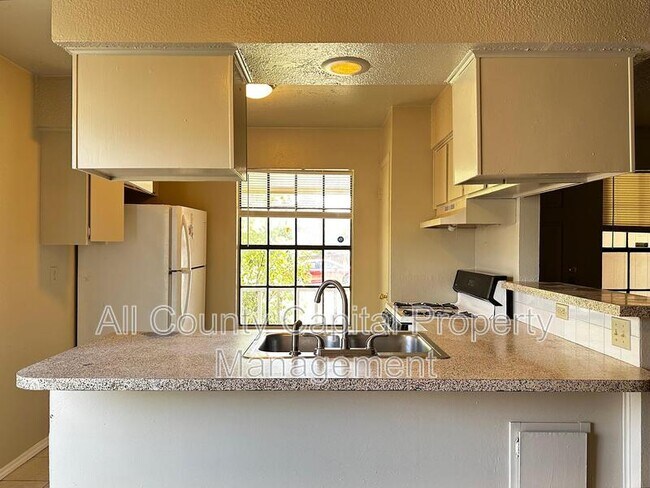 1102 Hickory Grove photo 5