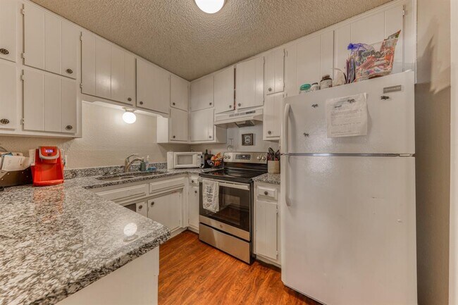 1104-a Lynn Street photo 2