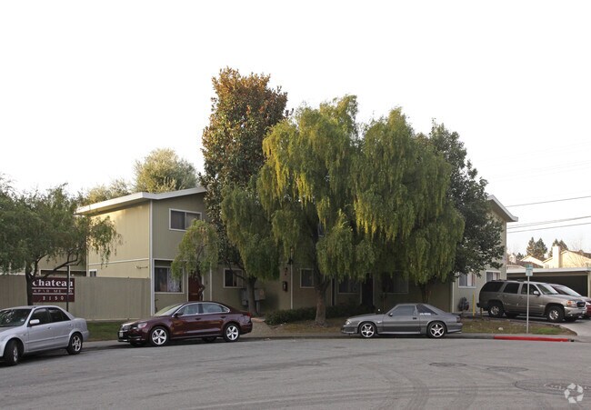 Chateau Villa Apartments photo 2