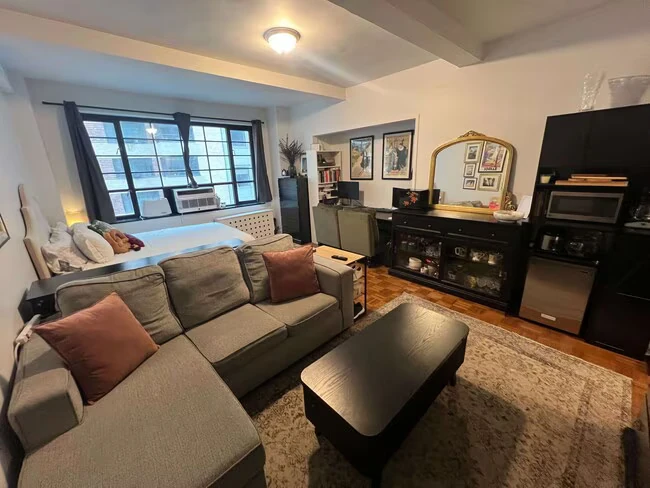 310 E 44th St New York, NY 10017 photo 4