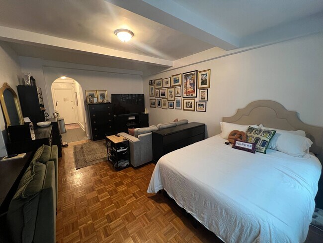 310 E 44th St New York, NY 10017 photo 2