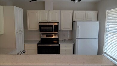 9405 Newberry Dr Austin, TX 78729 photo 4