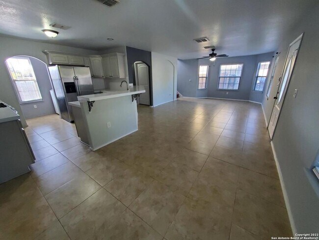422 Pharis St San Antonio, TX 78237 photo 5