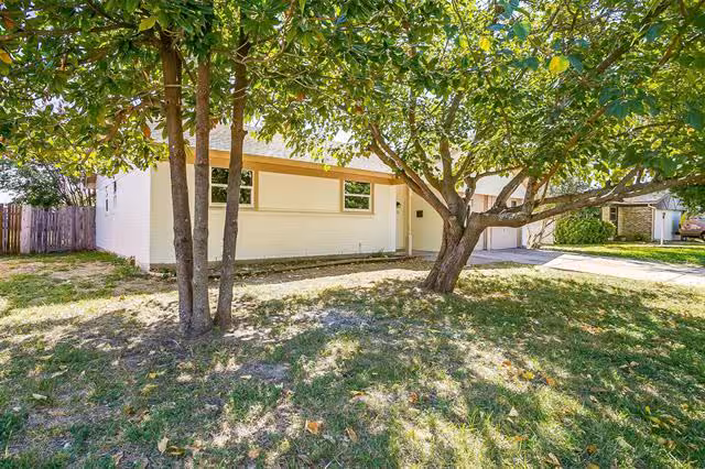 921 Willow Circle South, Burleson, TX 76028 photo 3
